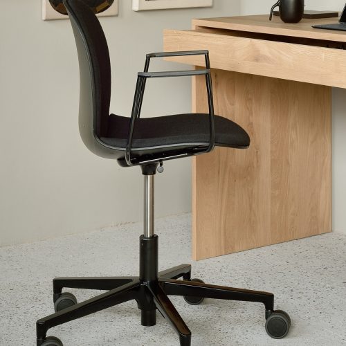 51456_Oak_Wave_desk_26015_RBM_Noor_office_chair_black_WEB