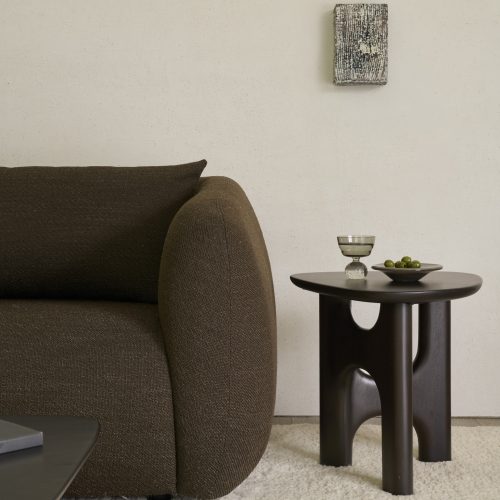 21405_Figur_sofa_Chocolate_35096_Flow_side_table_Rose_Brown_21755_Dunes_rug_Sand_WEB